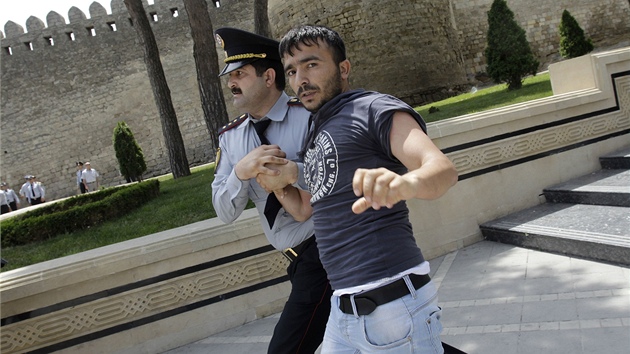 Zásah proti opoziní demonstraci v Baku (212. kvtna 2012)