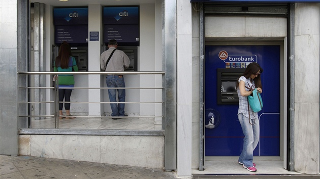 ekové hromadn stahují peníze z bank. Ilustraní foto