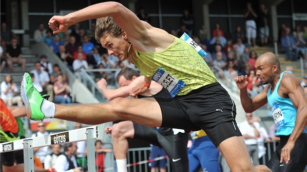 OSUDNÉ P�EKÁ�KY. Adam Sebastian Helcelet shodil desátou p�eká�ku rukama a na