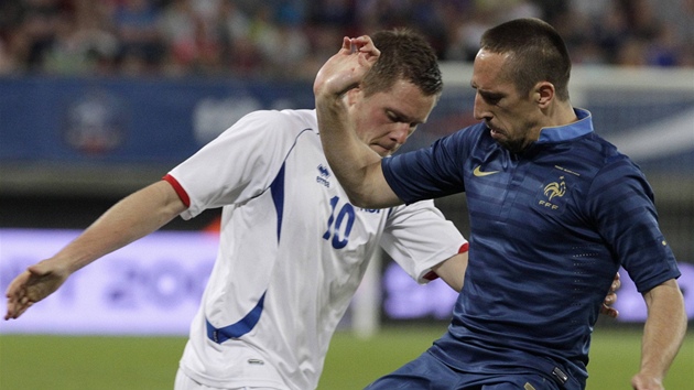 Franck Ribery (vpravo) bojuje o mí� s Islan�anem Guilfy Sigurdssonem. 