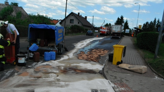 Z prora�ené nádr�e na silnici vyteklo zhruba tisíc litr� nafty.