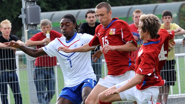 �e�tí fotbalisté �imon Falta a Filip Twardzik (vpravo) bojují o mí� s Jordanem