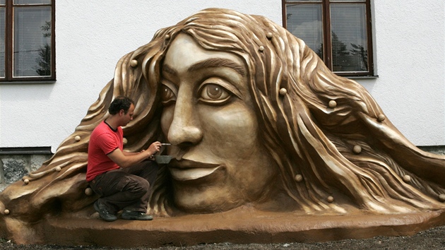 U obce Hluboká na ��ársku vytvo�il um�lec Michal Ol�iak dvoumetrovou sochu...