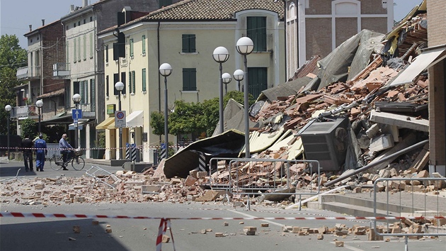 Trosky z�ícených budov po zem�t�esení ve m�st� Cavezzo poblí� Modeny na severu...