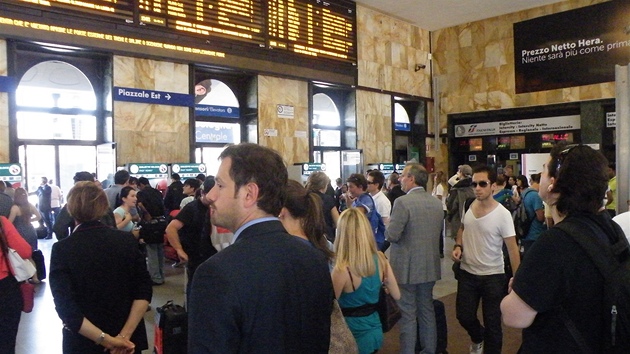 Vlak do msteka San Felice, kter je nejvce zasaeno, je zruen, Zpodn nabraj i vlaky na jih Itlie. (29. kvtna 2012)