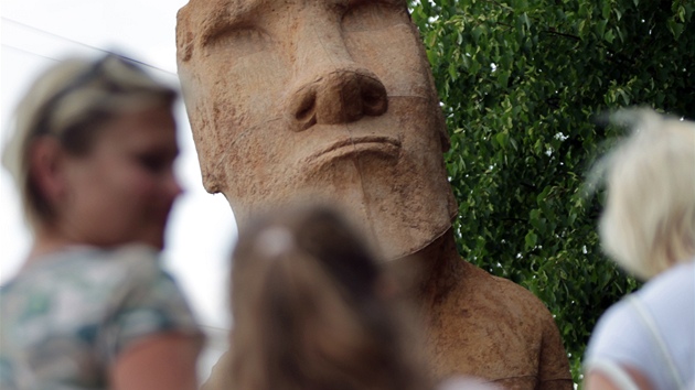 U Bohdalic na Vykovsku stoj kopie jedn ze soch moai z Velikononho ostrova.