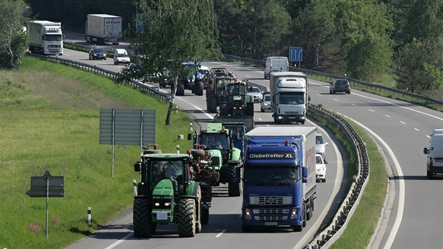 Protestující zemdlci na pivadi k dálnici D1 u Velkého Beranova (23. kvten