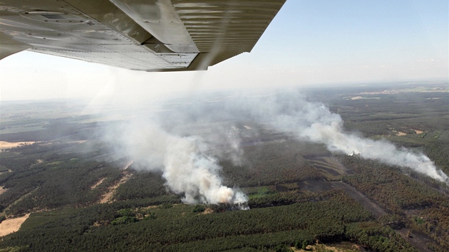 VÝHLED Z LETADLA. Lesní požár mezi Bzencem, Strážnicí a Ratíškovicemi na Hodonínsku. Plameny zasáhly až 200 hektarů borovic.