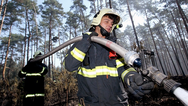 Lesní požár u Bzence na Hodonínsku. Plameny zasáhly až 200 hektarů borovic. 