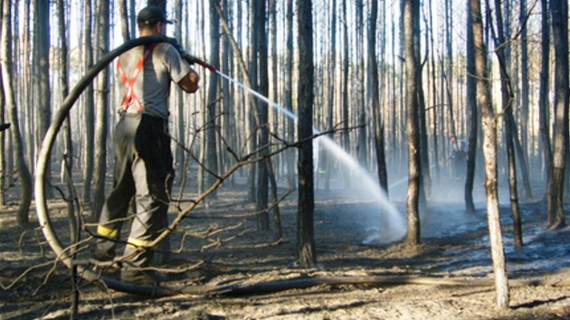 Do neděle 27. května zasahovalo při požáru Moravské Sahary u Bzence přes 1 500 hasičů.