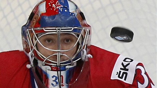 KAM DOLETÍ? Český brankář Jakub Štěpánek sleduje v utkání o bronz střelu finských hokejistů.
