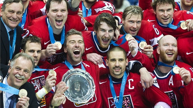 TO JSOU ONI. Český hokejový tým si po výhře v boji o bronz užívá radost s pohárem a medailemi.