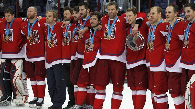 SKORO JAKO V NAGANU. Čeští reprezentanti se drží kolem ramen a vychutnávají si úspěch v utkání o bronz.