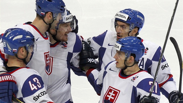 PRVNÍ OSLAVA. Slovenští hokejisté jásají po gólu Zdena Cháry (druhý zleva) ve
