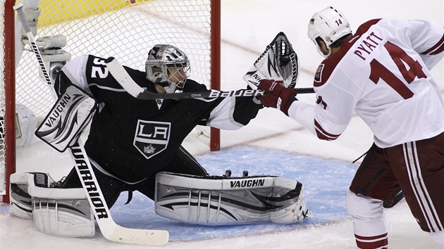 MÁM! Jonathan Quick, branká Los Angeles, kryje ránu Taylora Pyatta z Phoenixu. 