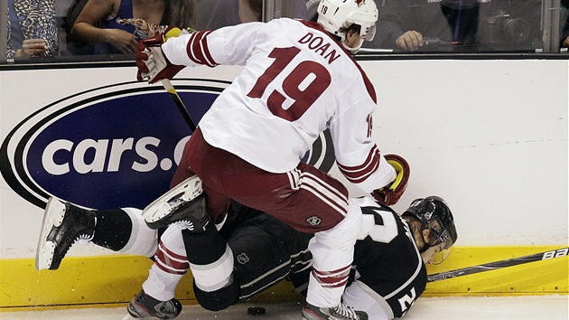 POZOR NA HLAVU. Shane Doan, kapitán Phoenixu, sestelil u hrazení Dustina