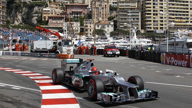Michaels Schumacher s mercedesem v kvalifikaci na Velkou cenu Monaka.