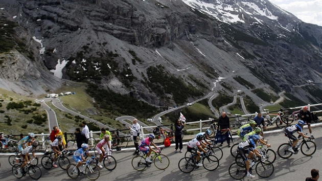 PARDN VHLED. Pi stoupn do cle na Passo Stelvio se jezdci i divci mohli kochat krsnou krajinou italskch Dolomit.