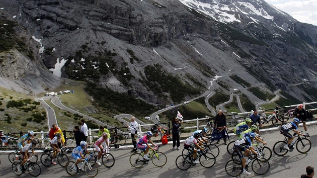 PARÁDNÍ VÝHLED. Pi stoupání do cíle na Passo Stelvio se jezdci i diváci mohli...