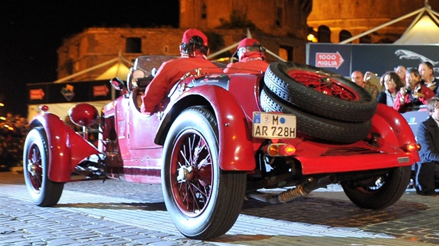Mille Miglia je velkou udlost pro celou Itlii. sSlnice bvaj doslova obsypan divky.