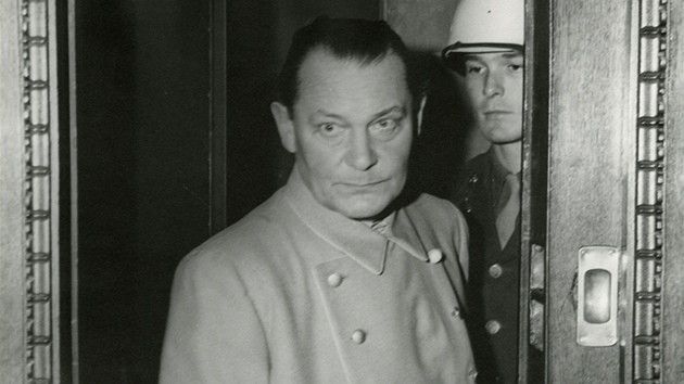 Hermann Göring u soudního tribunálu v Norimberku. Byl odsouzen k trestu smrti oběšením, popravě však unikl, 15. října spáchal sebevraždu.