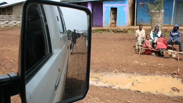 Etiopané vysedávají u hlavní silnice v jedné z vesnic na jihu Etiopie 