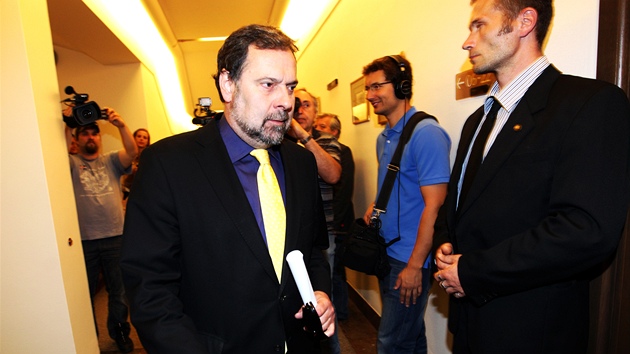 Radek John p�ichází na jednání mandátového a imunitního výboru v Poslanecké