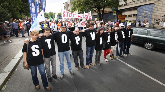 Odbori v Praze demonstruj za odchod vldy, zastaven jejch reforem a pedasn volby (22. kvtna 2012).
