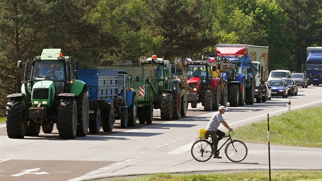 Protestní blokády zemědělců kvůli vládním reformám na silnici u Antonínova Dolu na Jihlavsku (23. května 2012)
