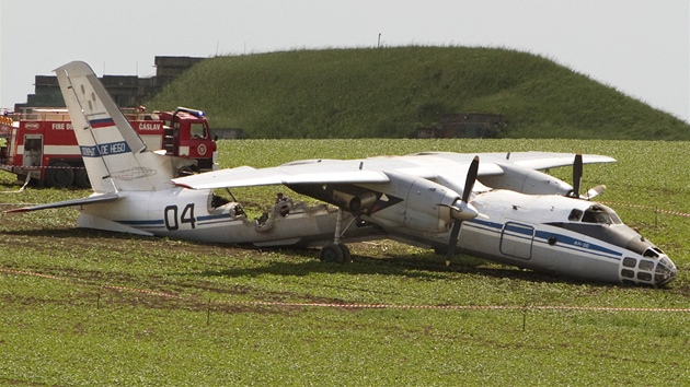 Na letiti u áslavi havaroval pi pistání ruský vojenský letoun Antonov An-30