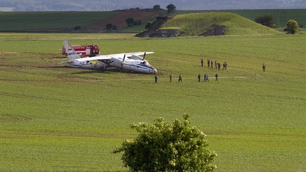 Na letiti u áslavi havaroval pi pistání ruský vojenský letoun Antonov An-30