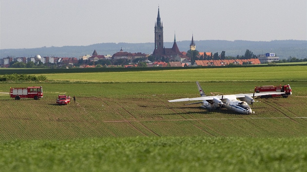 Na letišti u Čáslavi havaroval při přistání ruský vojenský letoun Antonov An-30 a začal hořet. (23. května 2012)
