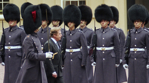 Václav Havel pi pehlídce estné jednotky královské gardy bhem uvítacího
