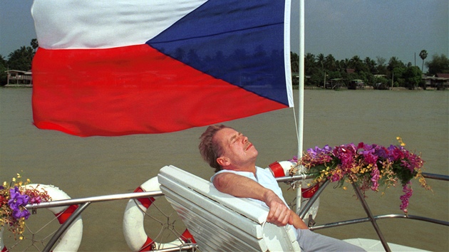Vclav Havel se slun na palub lodi cestou z Bangkoku v noru 1994.