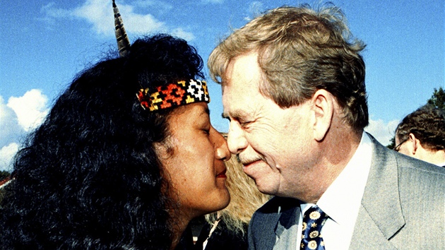 Václav Havel se vítá maorským pozdravem s jednou z maorských dvat bhem