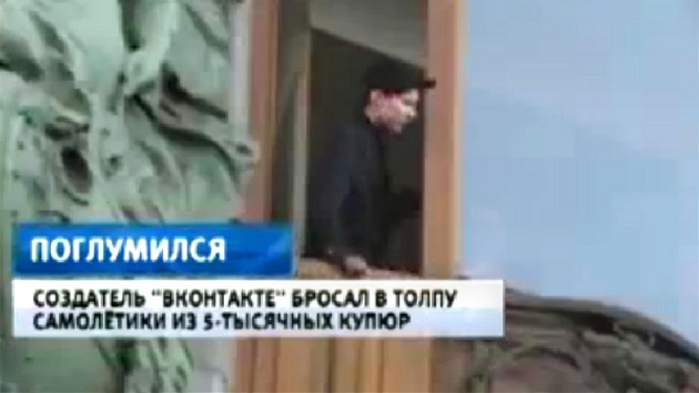 Ruský miliardá� Pavel Durov (na snímku) hází p�titisícové bankovky z okna své...