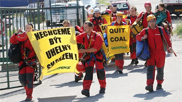 Aktivist Greenpeace opoutj arel Dolu Frentt. (29. kvtna 2012)