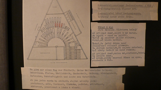 Náčrtek koncentračního tábora Sachsenhausen se vzkazem ve verších. Domů ho napsal Jiří Batelka.