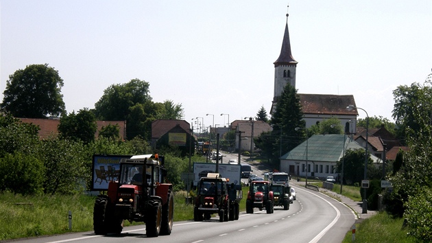 Kolona traktor� vyjí�dí po silnici I/36 z obce Bukovka na Pardubicku b�hem