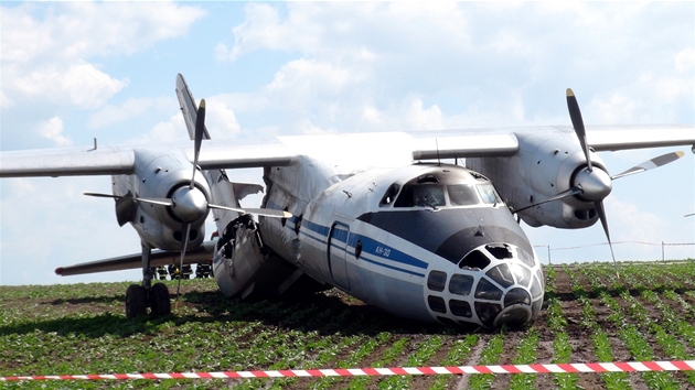 Na letišti u Čáslavi havaroval při přistání ruský vojenský letoun a začal hořet. (23. května 2012)