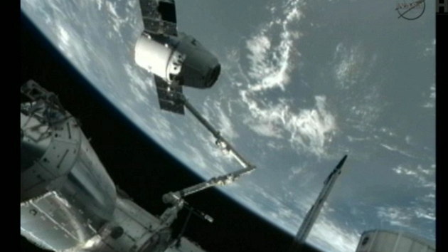 První soukromá kosmická lo Dragon je pipravena k zakotvení u ISS. (25.5.2012)