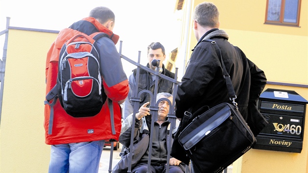 Miroslav Petr�ílek ve chvíli, kdy za ním p�i�li kriminalisté (22. prosince 2011)