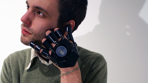 Pi telefonovn s Glove One zaujm dotyn rukou zaitou gestikulaci pro znzornn telefonu.