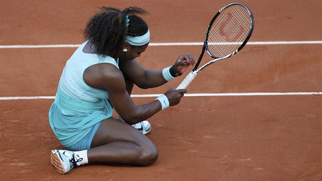 NA KOLENOU. Serena WIlliamsov se s dvouhrou na Roland Garros rozlouila pekvapiv u v prvnm kole.