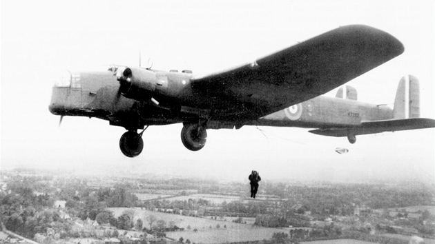 Ikonická likvidace zastupujícího �í�ského protektora Reinharda Heydricha p�ed 75 lety podnítila �adu ztvárn�ní (snímek pochází z filmu Lidice), ale také legend, které �ijí vlastním �ivotem.