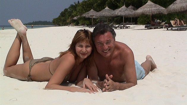Karel Gott s partnerkou Ivanou na Maledivch (prosinec 2004)