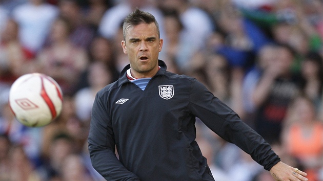 Robbie Williams jako kapitn anglickho mustva v ptelskm zpasu.