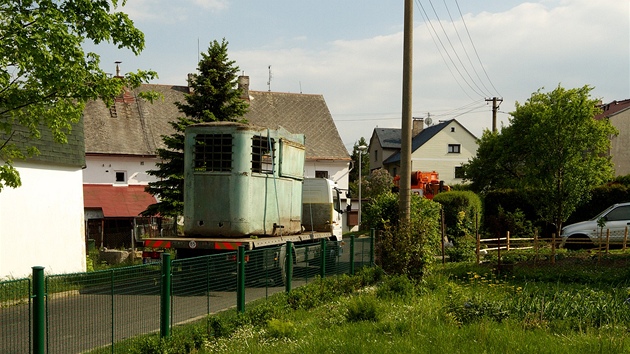 Sthování pvodní kabiny lanovky na Jetd ze zahrady jednoho domu v Liberci