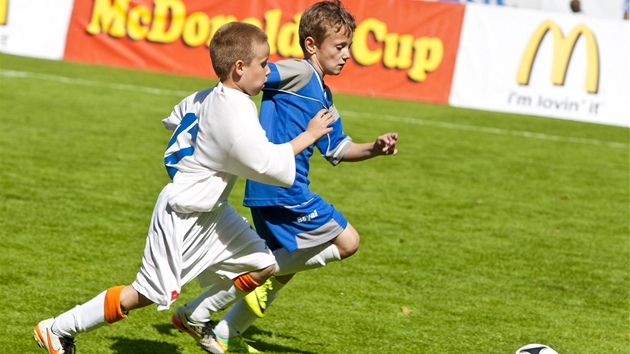 SOUBOJ O MÍ. Malí fotbalisté svádjí souboj o mí pi finálovém programu