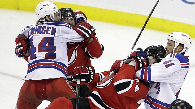 ROZMÍKY. Duel mezi New Jersey Devils  a New York Rangers byl hodn nervózní.  